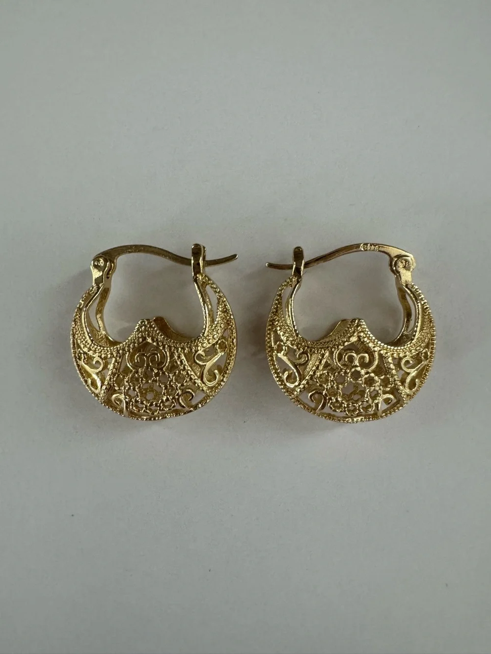 NEW Gold Filigree Hoop Earrings NWOT Huggies Tribal - Picture 3 of 7